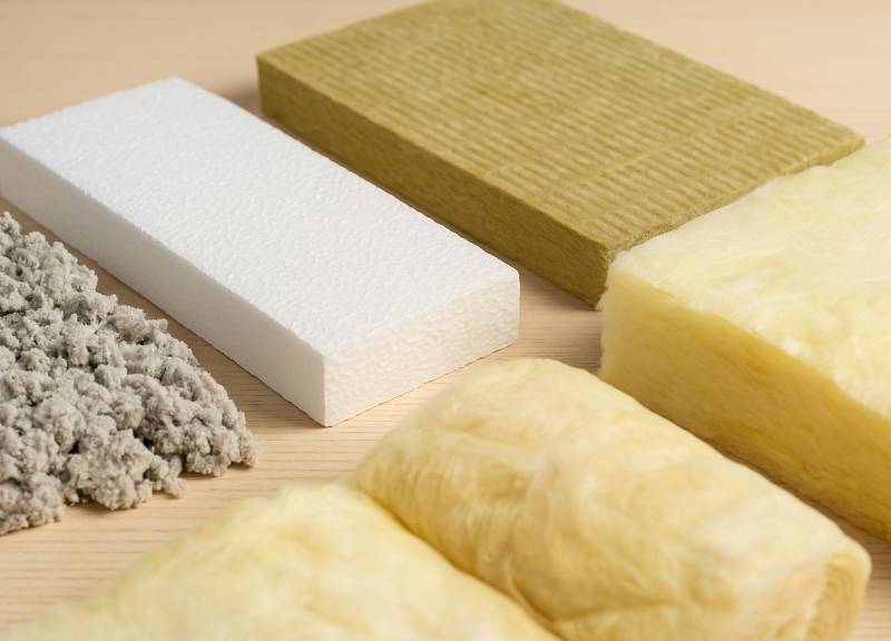 Quatre isolants thermiques différents alignés : ouate, laine de roche, polyuréthane, laine minérale.